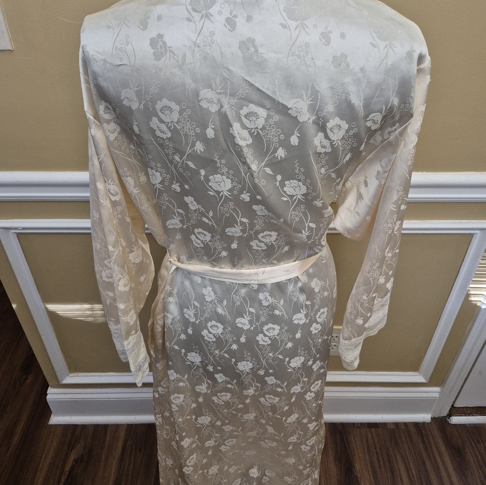 Christian Dior Blush Floral Robe - Picture 7 of 16